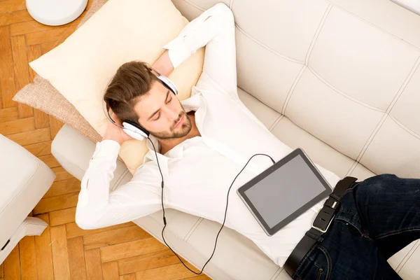 Joven escuchando música — Foto de Stock