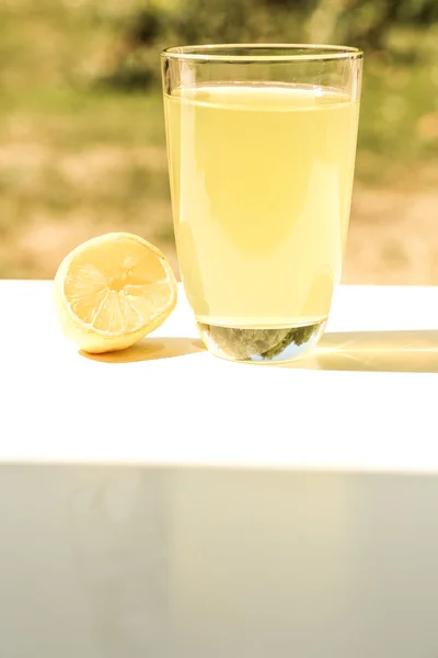 Přírodní limonády v zahradě — Stock fotografie