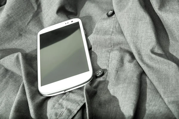 Smartphone auf dem Hemd — Stockfoto