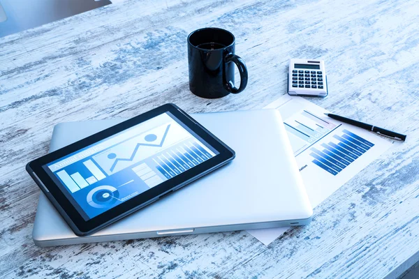 Business Analytics avec une tablette PC et un ordinateur portable — Photo