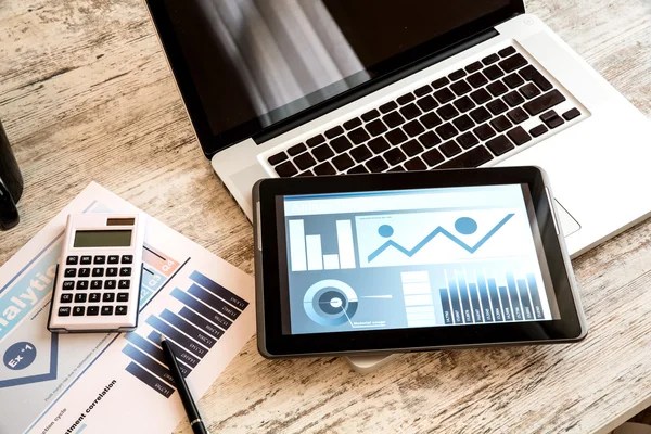 Business Analytics met een Tablet-Pc en een Laptop — Stockfoto