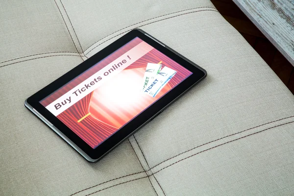 Koop film Tickets online met een Tablet Pc — Stockfoto