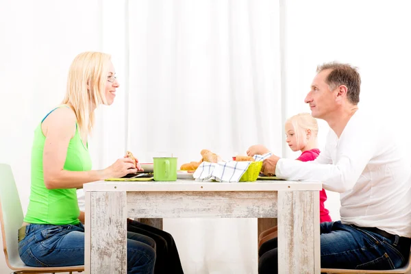 Familie ontbijten — Stockfoto