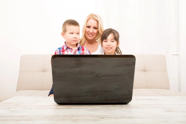 Mother with her Kids using a Laptop computer — Stock Photo, Image