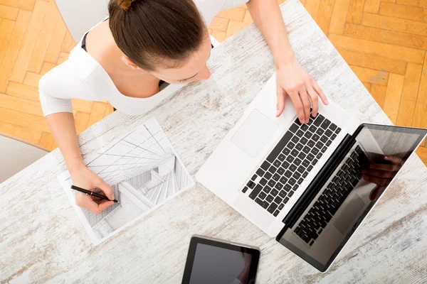 Woman drawing a blueprint — Stock Photo, Image