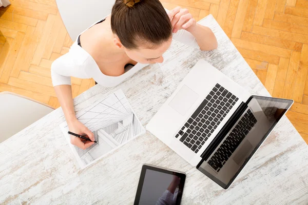 Mujer dibujando un plano —  Fotos de Stock