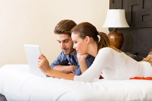 Jovem casal usando um laptop em um quarto de hotel asiático — Fotografia de Stock