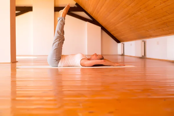 Stüdyoda yoga yapan bir kadın. — Stok fotoğraf