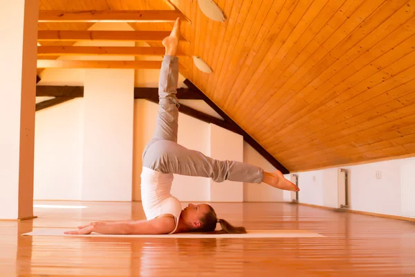 Vrouw die yoga beoefent in een studio — Stockfoto