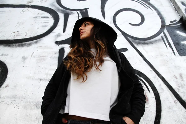 Chica apoyada en una pared —  Fotos de Stock