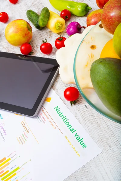 Healthy nutrition and tablet — Stock Photo, Image