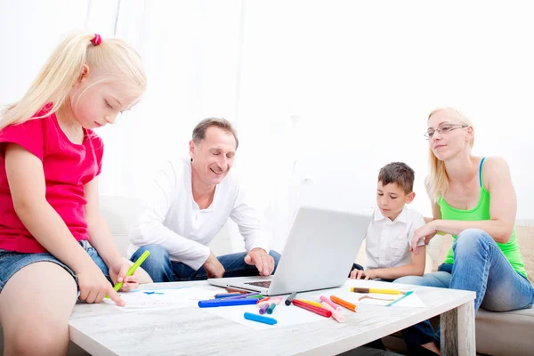 Glückliche Familie zu Hause — Stockfoto