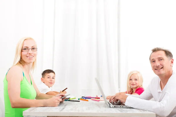 Familie thuis — Stockfoto