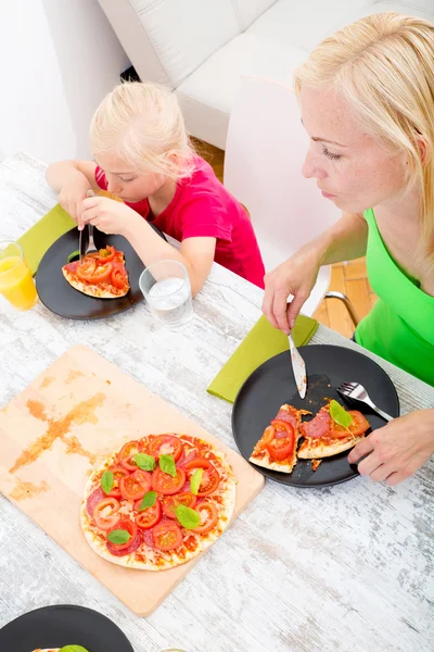 Rodina jí pizzu — Stock fotografie