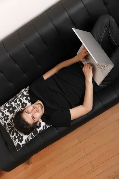 Auf dem Sofa mit Laptop — Stockfoto