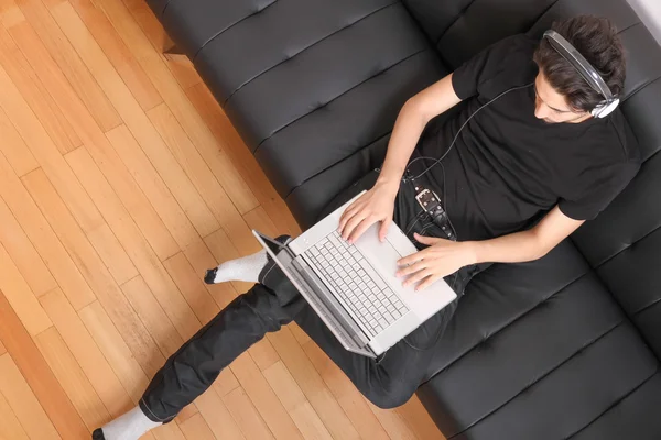 No sofá com um laptop — Fotografia de Stock