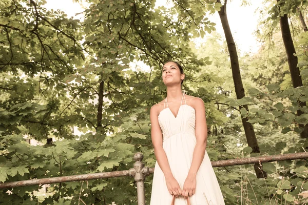 Jeune fille dans le parc — Photo