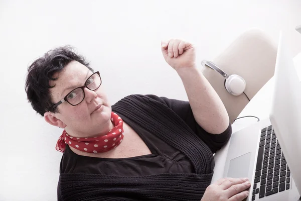 Portrait de femme dans l'environnement de bureau — Photo