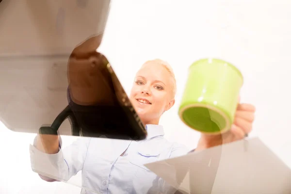 Sekretärin mit einer Tasse Kaffee — Stockfoto