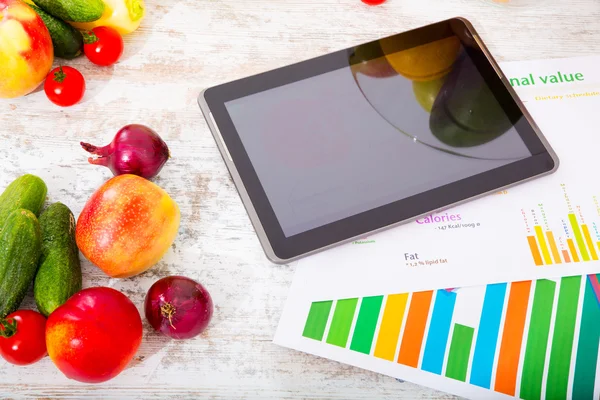 Healthy nutrition and tablet — Stock Photo, Image