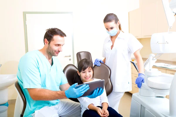 Niña en el dentista —  Fotos de Stock