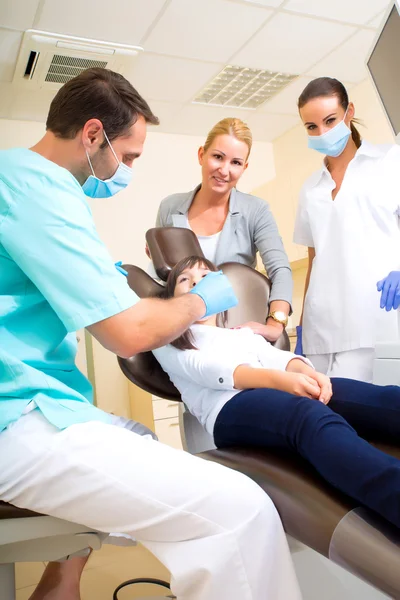 Petite fille avec sa mère chez le dentiste — Photo