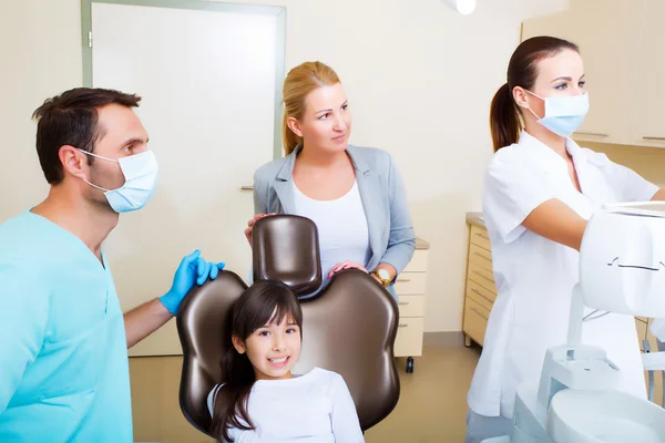 Petite fille avec sa mère chez le dentiste — Photo