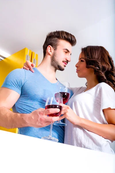 Genç çift mutfakta şarap içiyor. — Stok fotoğraf