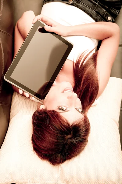 Junge Frau zeigt einen Tablet-PC — Stockfoto