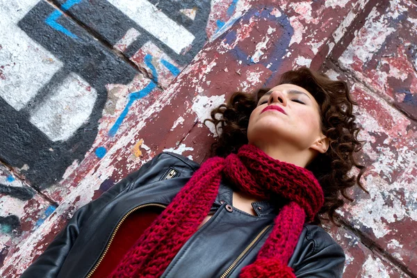 Jolie femme attendant au mur de graffiti — Photo