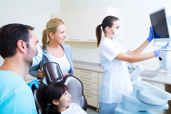 Niña con su madre en el dentista Imágenes de stock libres de derechos