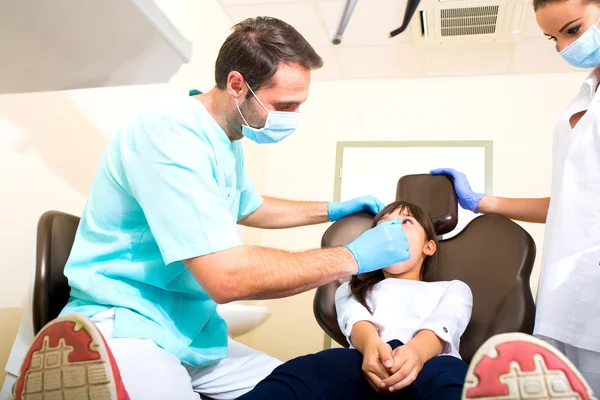 Little girl at the dentist — Stock Photo, Image