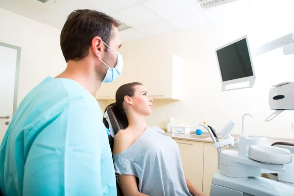 Mujer joven en el dentista —  Fotos de Stock