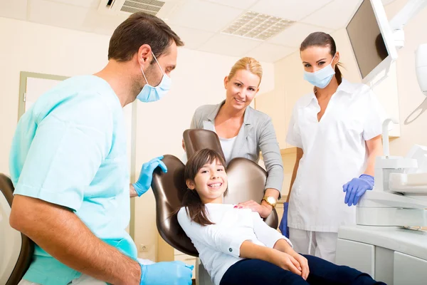 Petite fille avec sa mère chez le dentiste — Photo