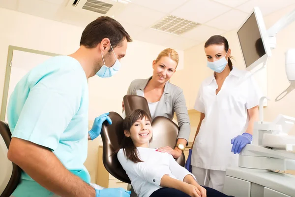 Menina com a mãe no dentista — Fotografia de Stock