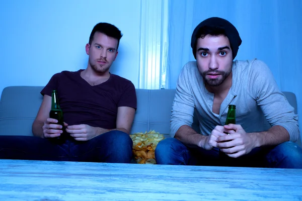 Deux amis regardant passionnément la télévision avec de la bière et des chips — Photo