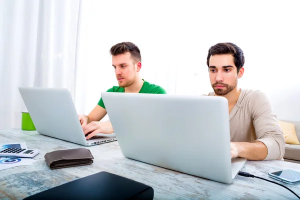 Freunde arbeiten zusammen — Stockfoto