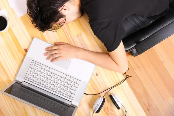 Schlafen im Büro — Stockfoto