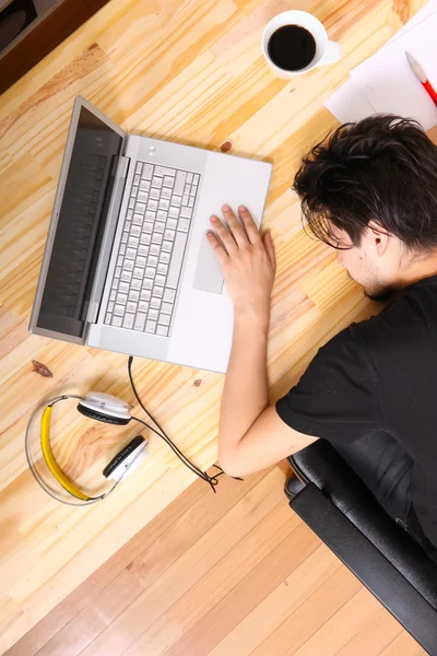 Dormir dans le bureau — Photo