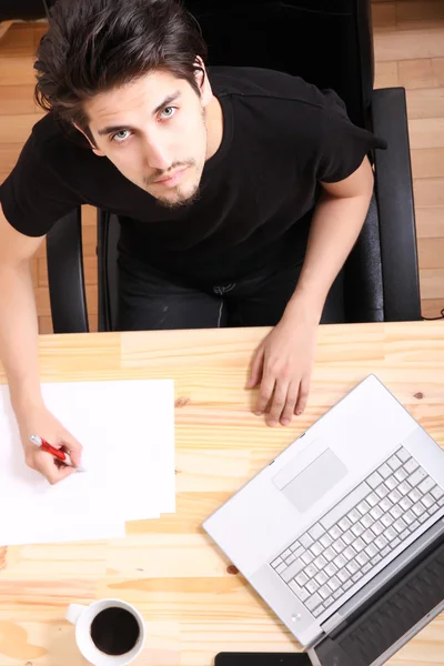 Werken aan een houten bureau — Stockfoto