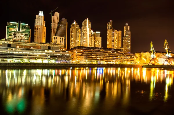 Puerto Madero v Buenos Aires v noci — Stock fotografie