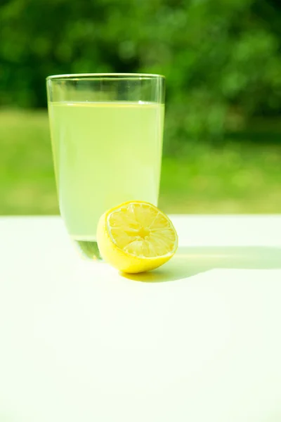 Naturalne lemoniady w ogrodzie — Zdjęcie stockowe