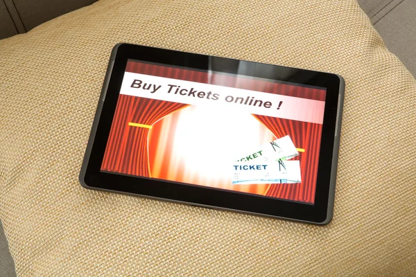 Αγοράστε εισιτήρια κινηματογράφου σε απευθείας σύνδεση με ένα Tablet Pc — Φωτογραφία Αρχείου