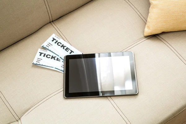 Купити квитки на кіно онлайн за допомогою планшетного ПК — стокове фото