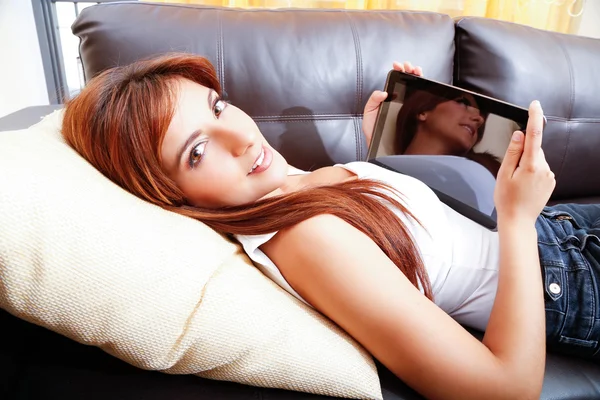 Mit einem Tablet-PC auf dem Sofa — Stockfoto