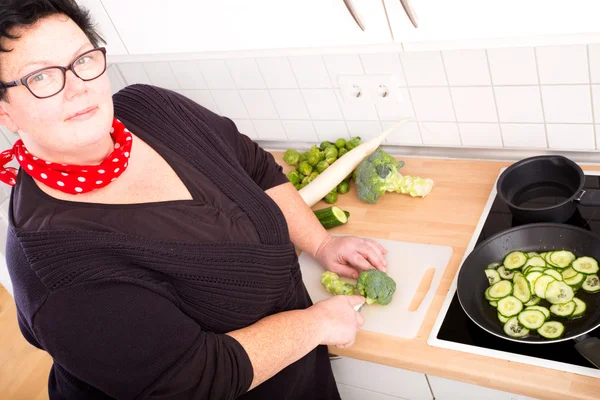 Woman cutting vegetables — Stock Photo, Image