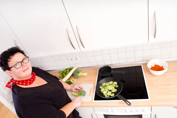 Donna taglio verdure — Foto Stock