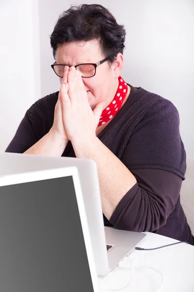 Portrait de femme dans l'environnement de bureau — Photo