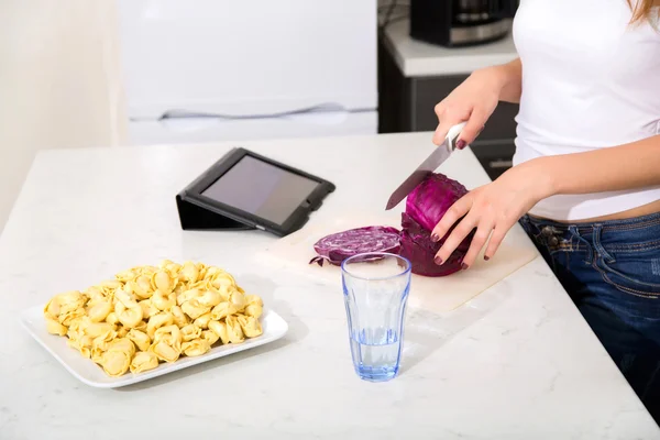 Rotschopf Mädchen Schneiden in der Küche beobachten Tablet-PC — Stockfoto