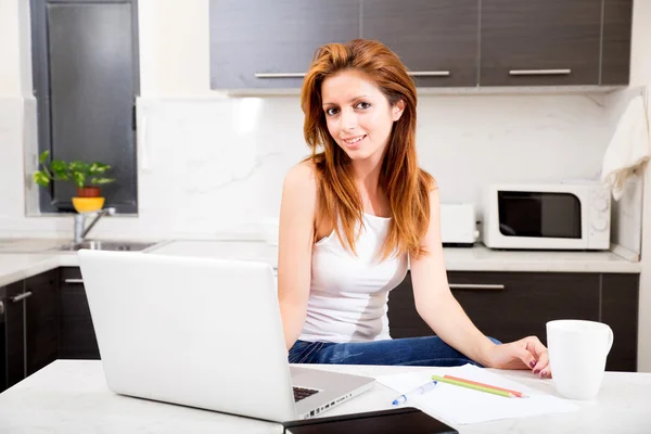 Brunette meisje werken in keuken — Stockfoto